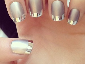 Erre tuti, szükséged van: tükör hatású köröm!