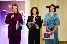 Balról jobbra:  Pető Zsuzsa, Kiss Erika és Hegedűs Zsuzsa, a Ragyogj! című, a Magyar Nemzeti Múzeumban nyílt kiállítás kurátorai