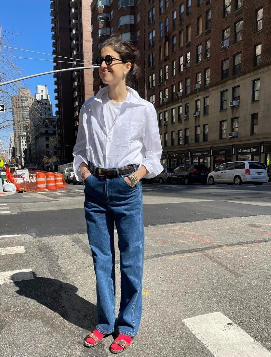 Leandra Medine mestere a klasszikus farmer összeállításoknak