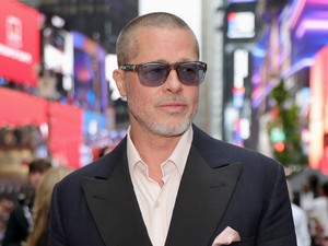 Brad Pitt Gucci táskája és meztelenfelsője a legmenőbb dolog, amit férfi hírességen láttunk az elmúlt években