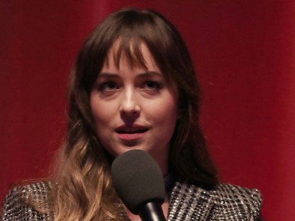 Nem gondolnád, hogy Dakota Johnson unalmas kabátruhája milyen szexi