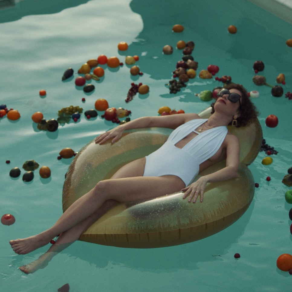 Balázs múzsája egyben szerelme, Monda Eszter a másik főszereplő a videóklipben