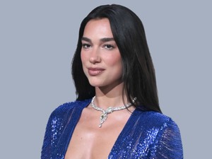 Dua Lipa melltartós szettjéből egyszerre árad a meztelenség és a sikk, egyszerűen gyönyörű az énekesnő