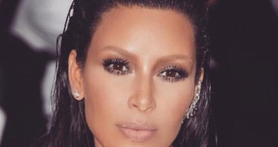 Kim Kardashian kiszőkült! Nézd a hajszínét