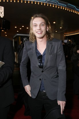 Az Alkonyat - Újhold 2009-es bemutatójára szürke öltönyben érkezett. 