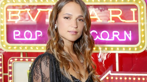 Úristen! Alicia Vikander olyan kockásra gyúrta a hasát, hogy izomlázad lesz egy hétig, ha megnézed