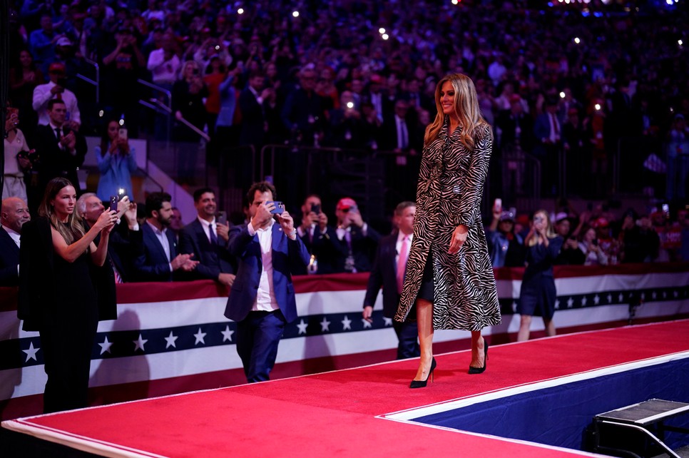 Újra beköszöntött a minták korszaka 2024-ben Melania Trump megjelenéseiben
