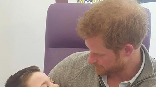 Harry herceg szíve tényleg a helyén van: súlyos betegségben szenvedő testvérpárral játszott a herceg