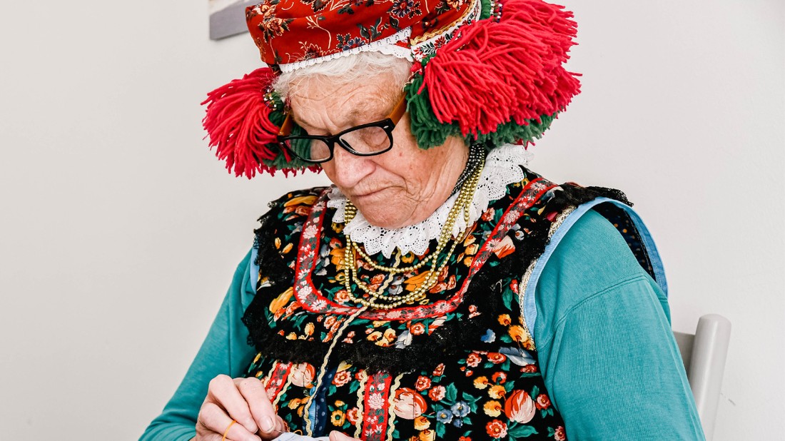 A Matyodesign egy borsodi faluból induló társadalmi vállalkozás, amely népművészeti hagyományokat kortárs divattal ötvöz.