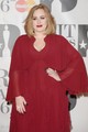 A brit szupersztárt, Adele-t apja, Mark elhagyta, amikor kétéves volt. A kettőjük között már egyébként is feszült viszony 2011-ben tovább romlott, amikor a férfi egy brit bulvárlapnak kitálalt magánéletükről, beismerte, hogy alkoholista volt. 