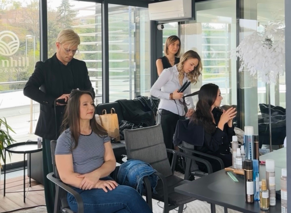 Nagy volt a sürgés-forgás a Sunhill Bistro& Skybarban, ahol a WELLA fodrászai vették kezelésbe a jelölteket