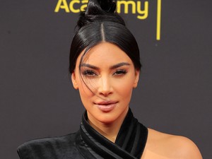 Micsoda? Kim Kardashian visszafogott ruhában a vörös szőnyegen?