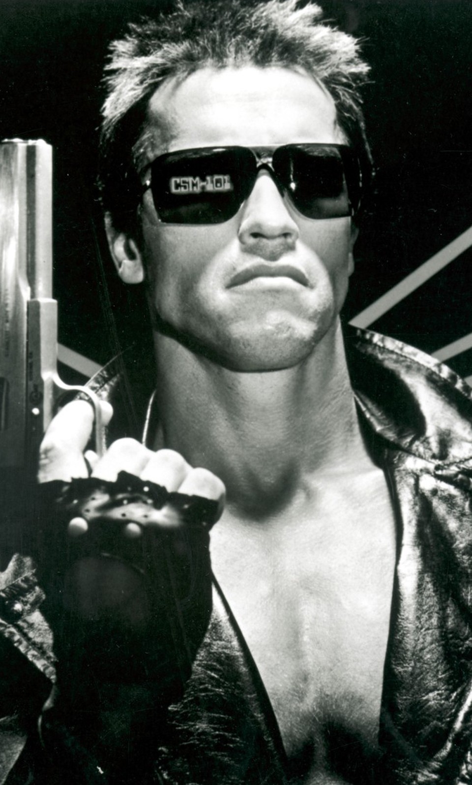  Természetesen Arnold Schwarzeneggernek is megvolt a maga akcióhős-napszemüveg pillanata. A Terminátor című filmben a Gargoyles klasszikus modelljét viseli a sportolók egyik kedvenc márkájának darabja a nyolcvanas évek szellemében egyszerre sportos és kissé futurisztikus.