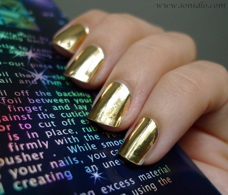 Amikor először tettem fel metál színű körömmatricát, mindenki összesúgott a buliban.