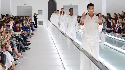 Elképesztő sztori: a kifutón tiltakozott a modell a Gucci ruhái ellen