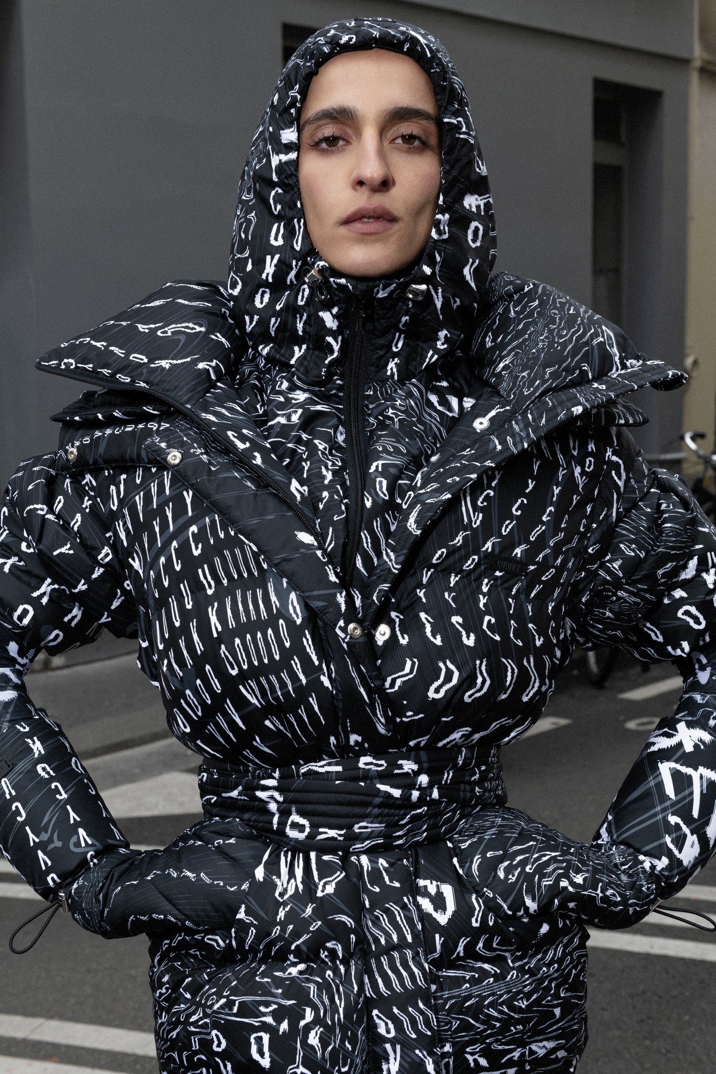 A Cukovy moduláris kabátjai és darabjai nagyon izgalmas színt hoztak a magyar és a nemzetközi divatba Fotók: Roberta Krasnig, Styling: Lorenzo Posocco