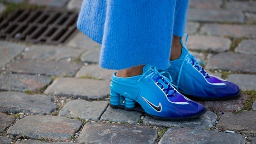 Minden jel arra utal, hogy a színes tornacipő 2023 őszén letaszítja trónjáról fehér vetélytársait