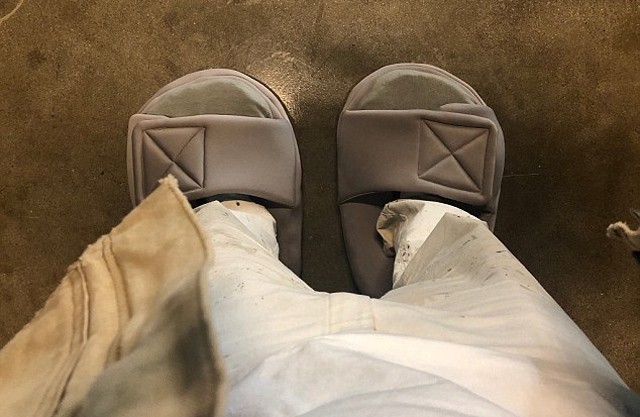 Kanye West óriáspapucsban