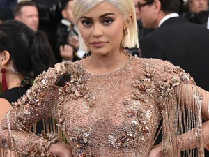 Ilyen Kylie Jenner eredeti hajszíne, és őszül?