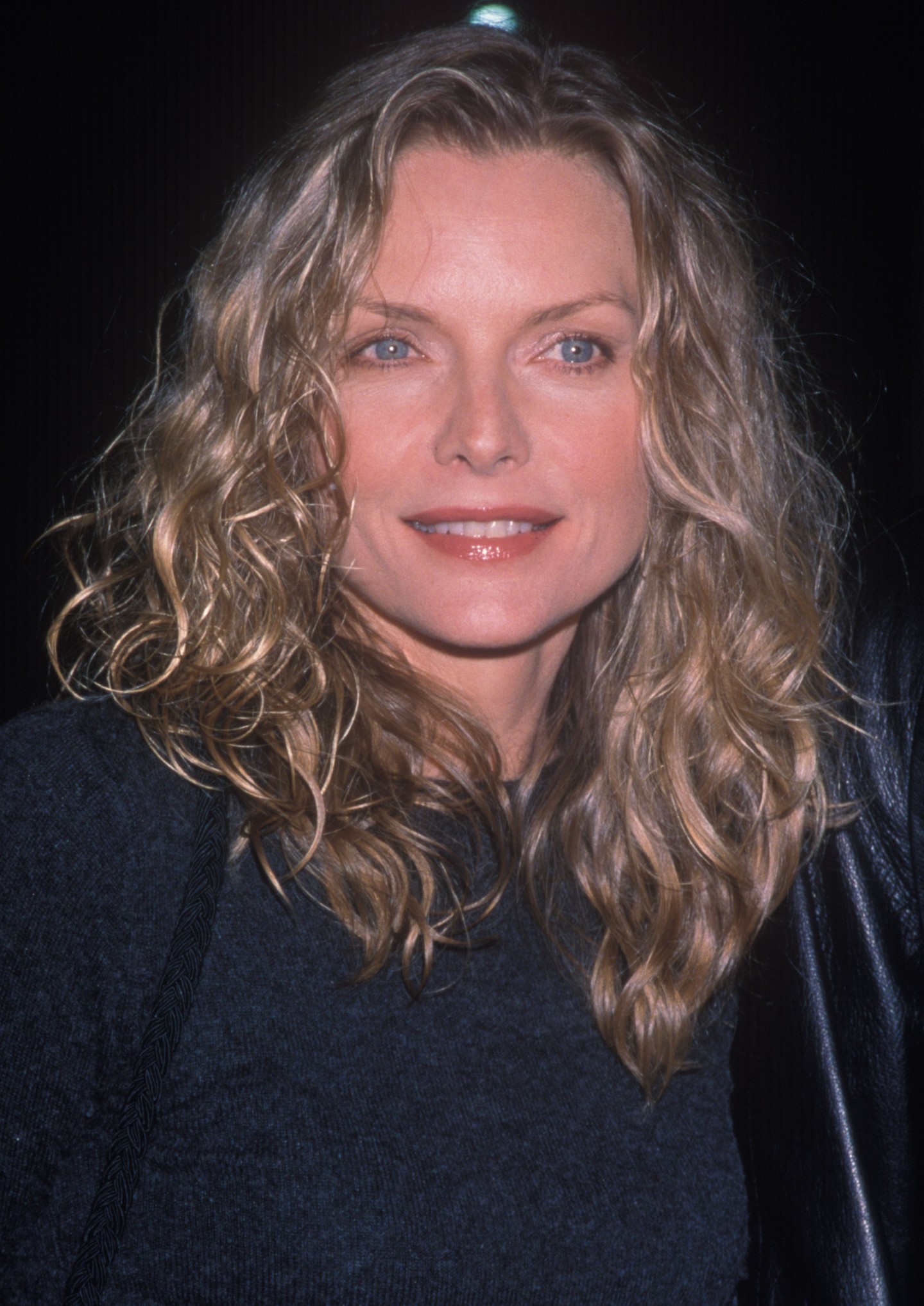 A színésznő 1999-ben Los Angelesben jelent meg a The Sky is Falling premierjén (1999) premierjén, ahol természetes, hullámos frizurája és letisztult, sötétszürke felsője egyszerre volt lezser és elegáns. Pfeiffer mosolya azt sugallta, hogy nemcsak a mozivásznon, de a való életben is remekül érzi magát a bőrében.