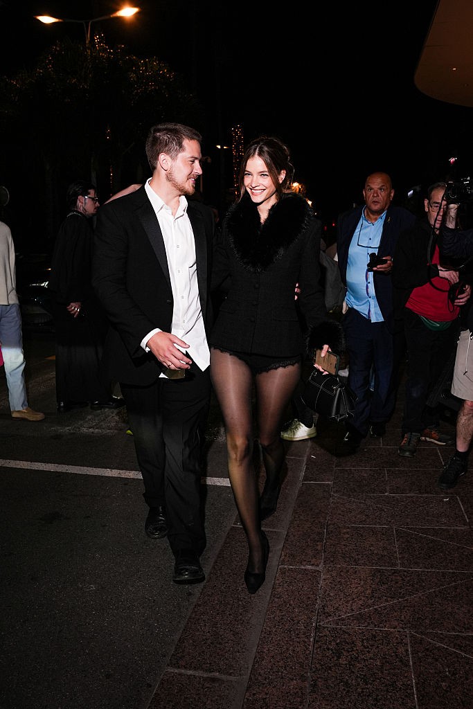 De Barbi már akkor ellopta a show-t, amikor megérkezett Cannes-ba: úgy tűnt, hogy a szőrmével díszített blézeréhez csak egy fekete csipkebugyit vett fel nadrág helyett. 