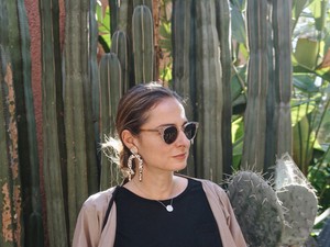 Majoros Zita a marokkói YSL múzeum előtt a legmenőbb szettben pózol