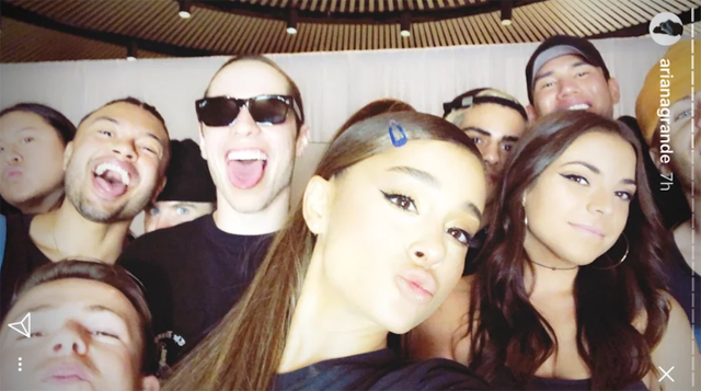 Ariana Grande újra menővé tette a hajcsatot, amitől gimi óta rosszul vagyunk