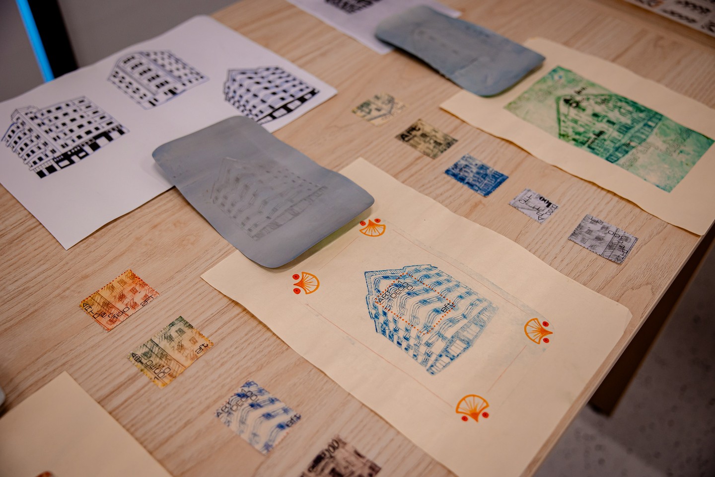 A Kerülj Képbe! pályázat képző- és iparművészet kategóriájának első helyezettje a Stamp Deco csapat bélyegsorozata lett. A csapat a Budapesti Komplex SZC Kreatív és Kézművesipari Technikumból érkezett