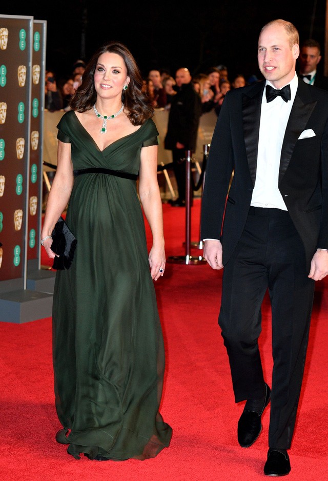 A BAFTA gálán Katalin kerek pocakját egy elegáns, sötétzöld Jenny Packham kreációban és hatalmas smaragdokkal és gyémántokkal a nyakában, fülében.