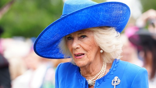 Kamilla királyné álomszép nyári ruhában tündökölt, csak úgy ragyog Károly király felesége