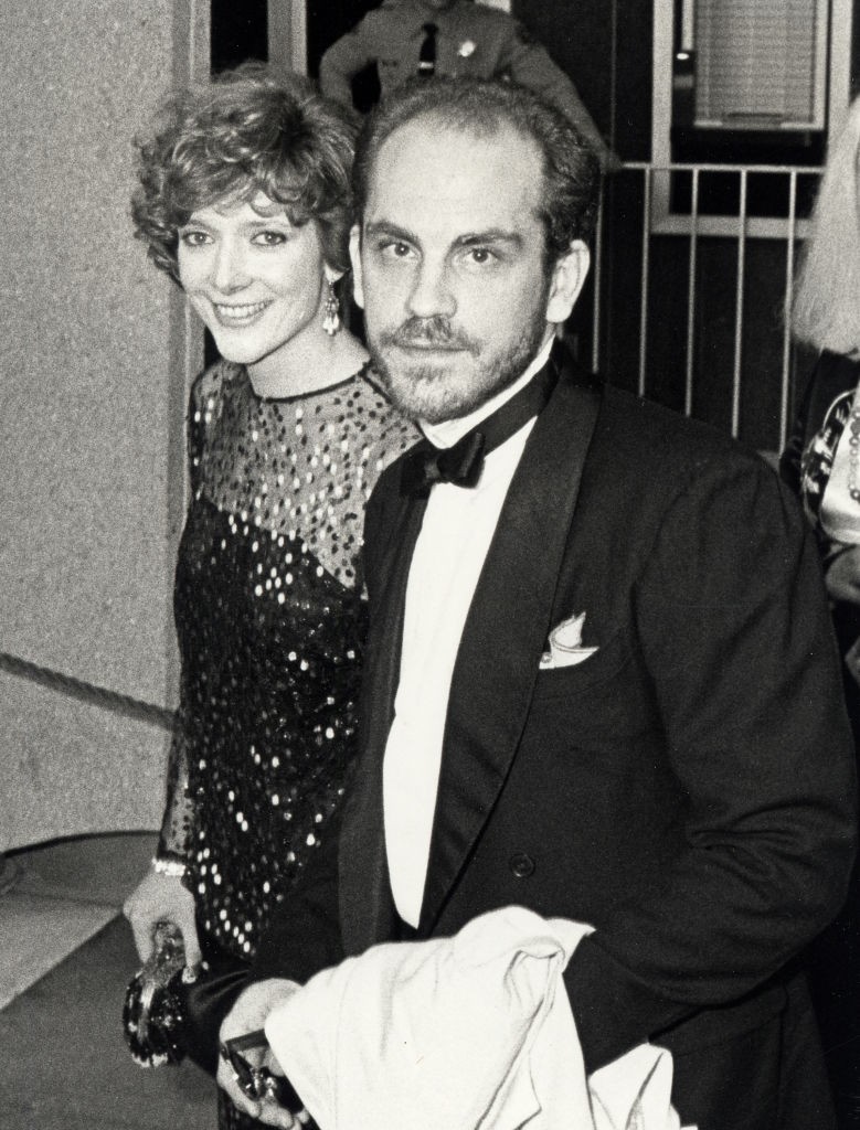 Oscar-gála (1985): John Malkovich igazi úriemberként, egy elegáns szmokingban érkezett az 57. Oscar-díjátadóra, ahová első felesége, a gyönyörű Glenne Headly színésznő kísérte el. Malkovich-ot a Hely a szívemben című filmben nyújtott zseniális alakításáért jelölték a legjobb mellékszereplő díjára. Bár az aranyszobrot ekkor még nem ő vitte haza, sármos megjelenésével és magabiztos kisugárzásával azonnal ellopta a show-t a vörös szőnyegen.