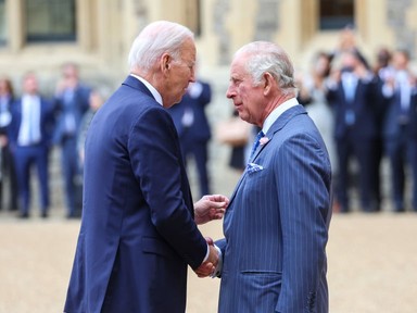 Most akkor Joe Biden megsértette a királyi protokollt és Károly királyt ezzel a gesztussal vagy sem?