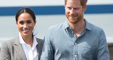 Übercuki: Meghan Markle és Harry herceg bárányokat etetnek, gyerekeket ölelgetnek és kutyákkal játszanak Ausztráliában