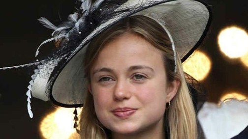 Botrány: Vilmos és Harry herceg unokatestvére pucér kebleit mutogatja a strandon