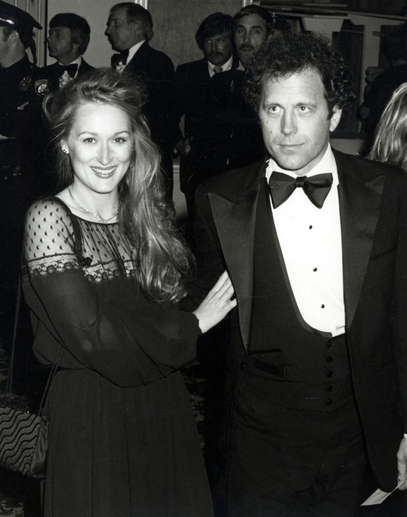 Meryl Streep és Don Gummer szobrászművész 1978-ban házasodtak össze, és több mint négy évtizedig kitartottak egymás mellett. Négy gyermekük van, és a színésznő pályafutása során mindig számíthatott férje támogatására. Elképesztő, de ez a fekete-fehér fotó 1979-ben, közel 50 éve, az 51. Oscar-gálán készült. 
