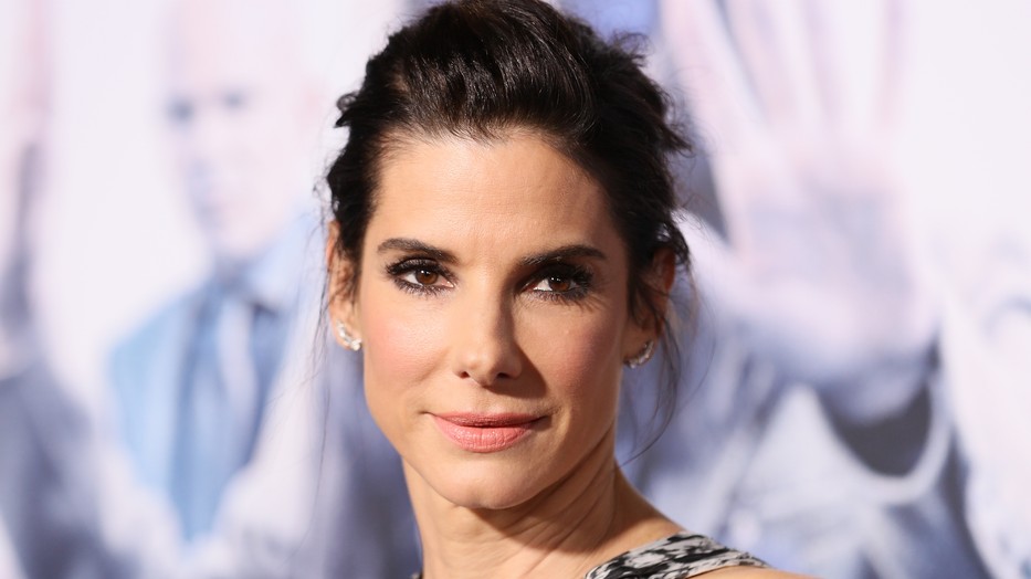 Sandra Bullock visszatért a vörös szőnyegre, és ÚRISTEN, milyen jól néz ki!