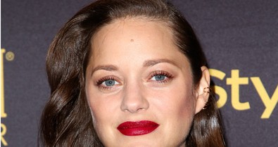 Trükkös ruha alá rejtett Marion Cotillard kerekedő pocakját
