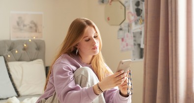 A szemünk előtt épül le a mobiltelefonoktól a fiatalok mentális egészsége, mégsem a tiltás lesz a megoldás