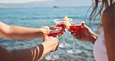 Megérkezett a koktél, ami kiütötte a trónjáról az Aperol Spritz közönségkedvencet: nem véletlenül rendeli most mindenki