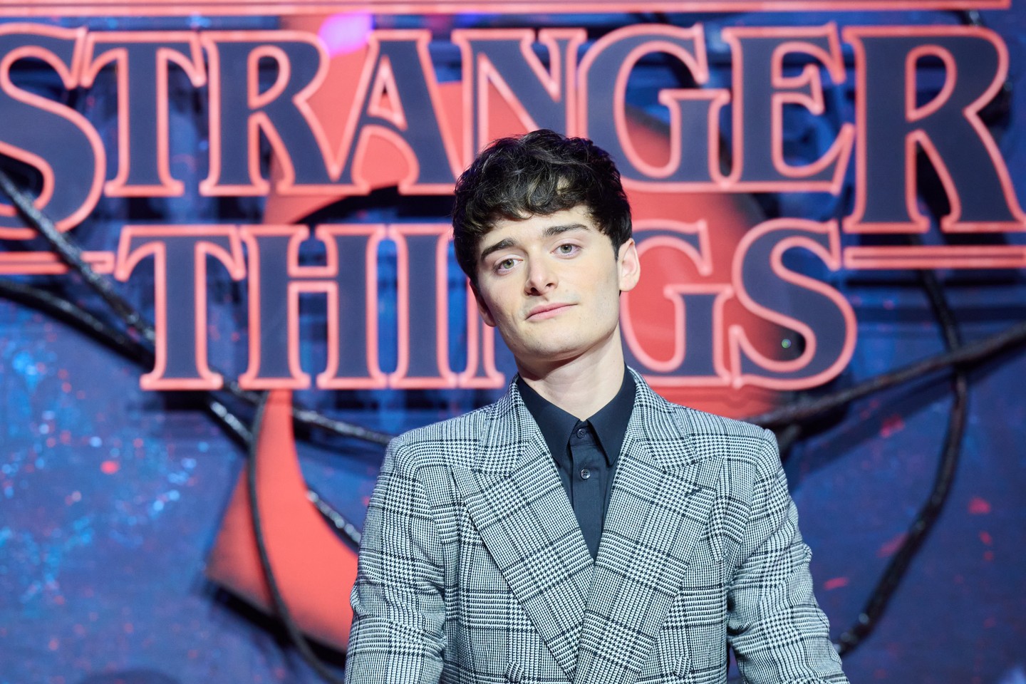 A való életben azonban egy jóval trendibb, rövid, kissé kócos hatású fazont visel. 