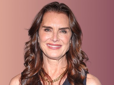 A 61 éves Brooke Shields fürdőruhában mutatta meg alakját, brutálisan jó formában van a színésznő