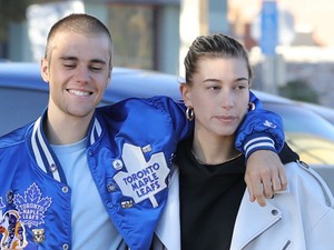 Így készül Hailey Baldwin a karácsonyra: Justin Bieberről énekel