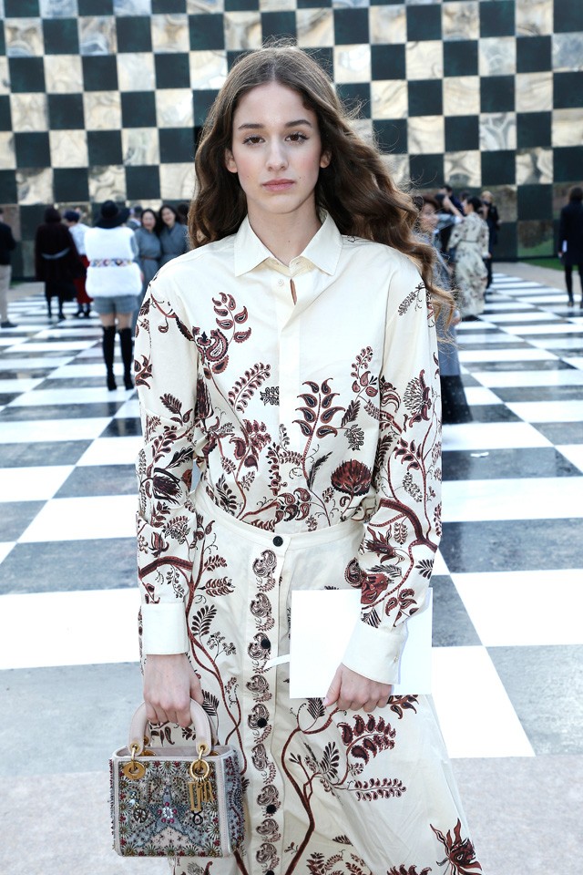 A fiatal magyar színésznő, akinek már Karl Lagerfeld is a lába előtt hever