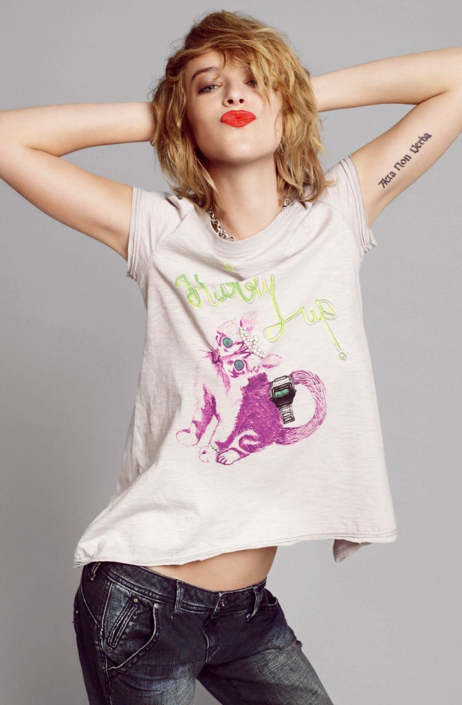 Dakota Johnson a Mango 2009-es tavaszi/nyári kampányának keretein belül állt modellt a kameráknak. Első látásra rá sem ismertünk! 