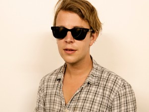 ˝Sokkal válogatósabbak lettünk, nem kötelezzük már el magunkat˝ - Tom Odell zenéről, szerelemről mesélt nekünk a Szigeten