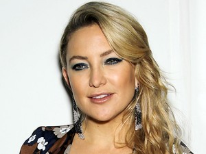 Mélyen dekoltált otthonkában illegeti magát Kate Hudson