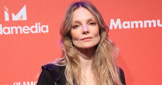 Csak egy apró táska takarja Mihalik Enikő melleit, pikáns fotósorozatot vállalt be a magyar modell