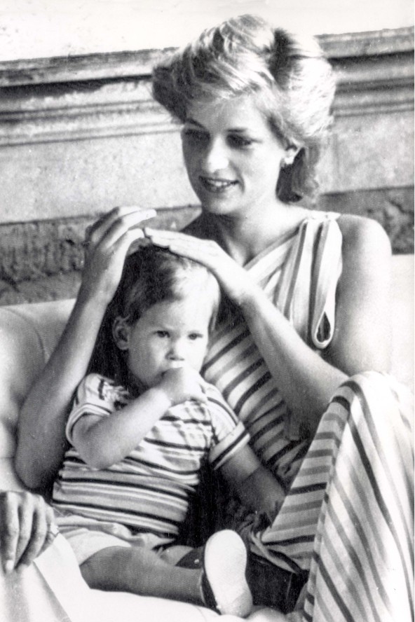 1986-os spanyolországi nyaraláson Diana hercegnő 2 éves kisfiával, Harryvel.