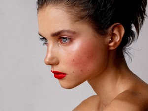 Viselj piros rúzst, és szólalj fel a nőkkel szembeni erőszak ellen!