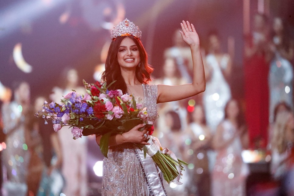 Ő a világ legszebb nője: Harnaaz Sandhu nyerte a Miss Universe versenyt